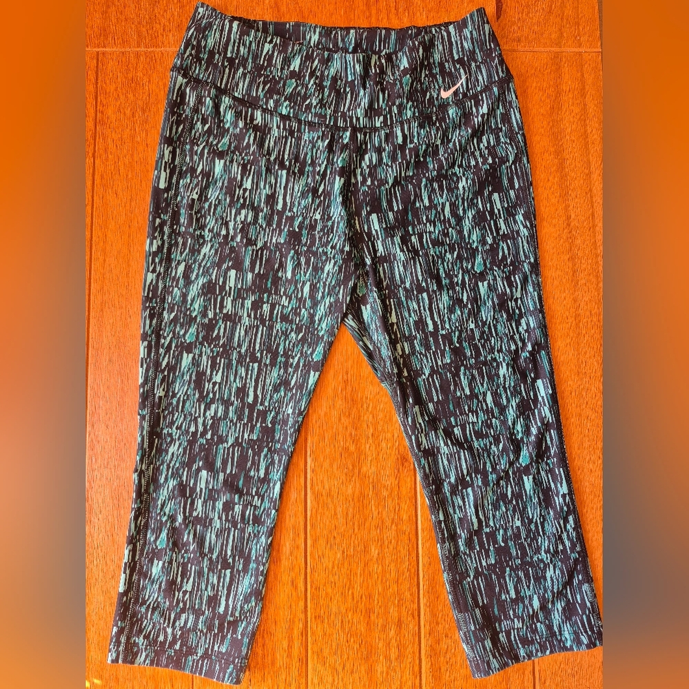 Nike Dri-Fit Capri Leggings - Size Medium‎ - Picture 2 of 4